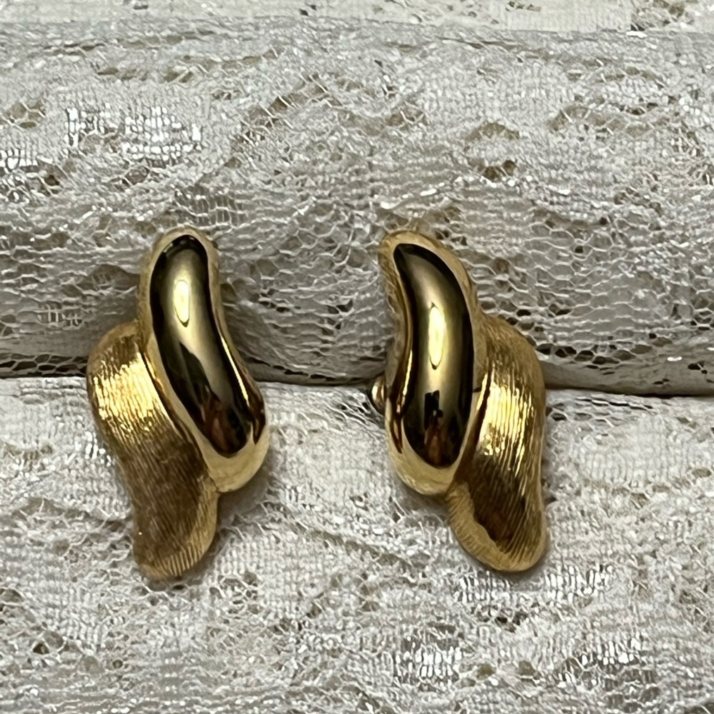 Napier/vintage, brushed and gold tone earrings 3/4” - Picture 1 of 3